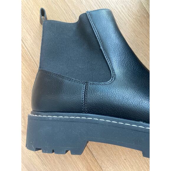 NIB Women’s Dolce Vita Black Lobera Chelsea Boot 8 - Picture 11 of 11